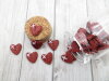 Bouton petit coeur rouge foncé pailleté