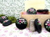 Bouton rond noir petites fleurs roses