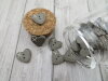 Bouton petit coeur gris-beige